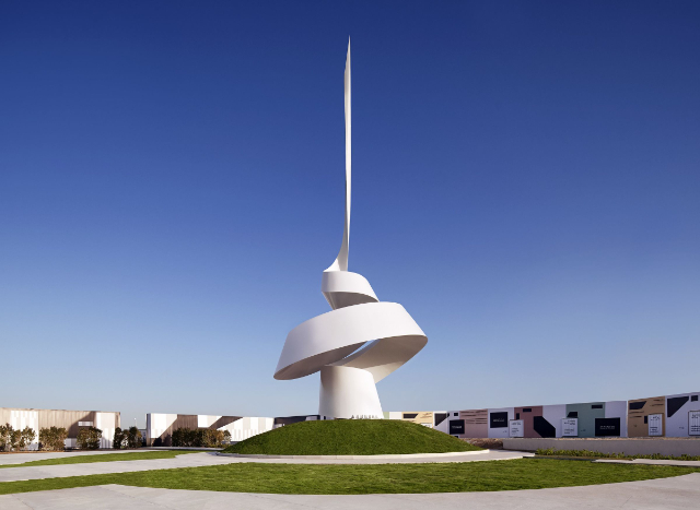 Il rotolo, una scultura monumentale progettata da Gerry Judah - Sharjah | Secret World Trip Planner