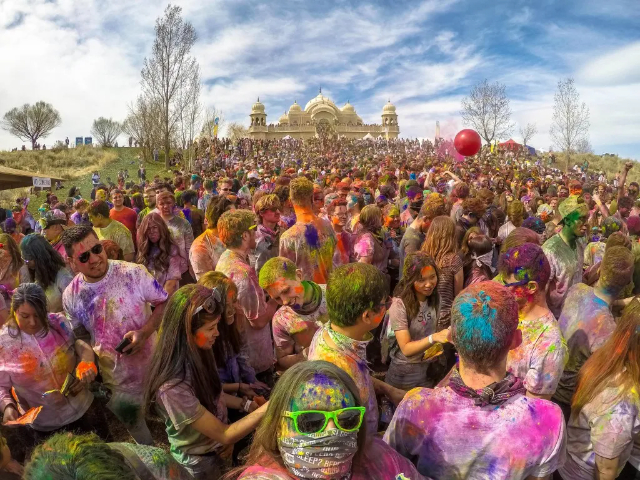 Colori di primavera: Holi al Tempio Sri Radha Krishna, Utah — Spanish Fork