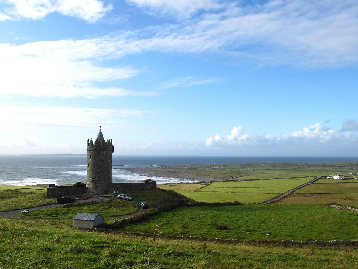 Magic Ireland | Schloss Doonagore - Ballycullaun | Secret World Trip Planner