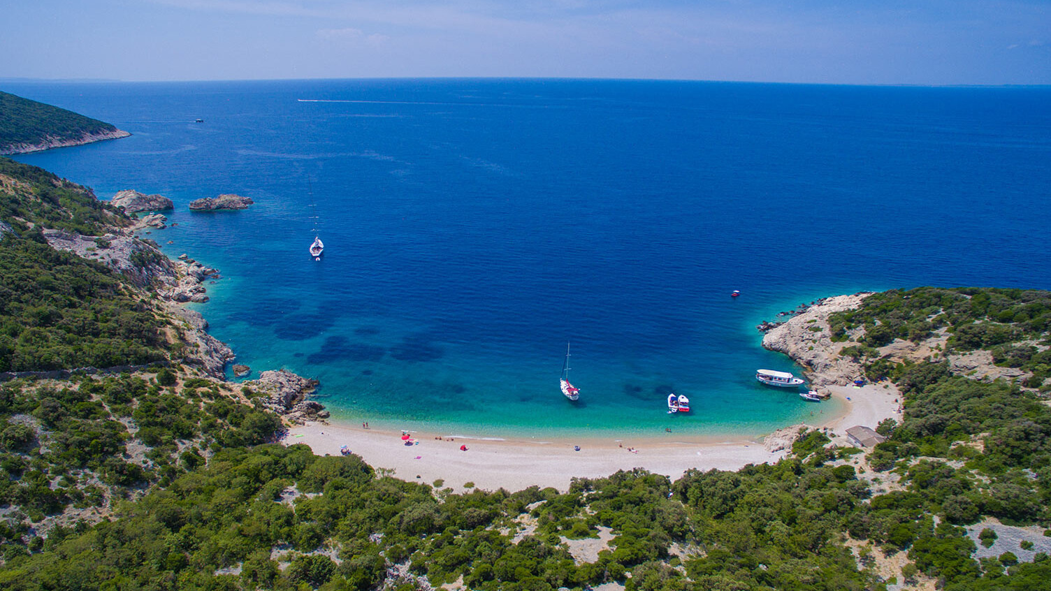 Zwischen blau-grün: Strand von Lubenice — Lubenice