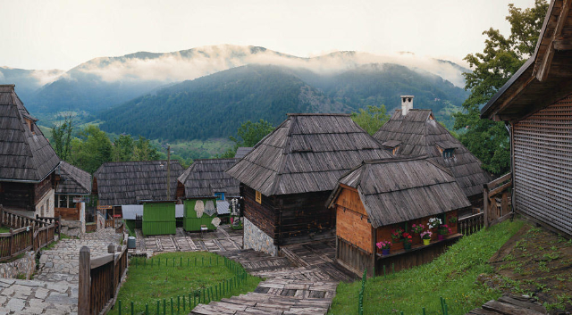 Küstendorf: Das Dorf von Emir Kusturica - Mokra Gora | Secret World Trip Planner