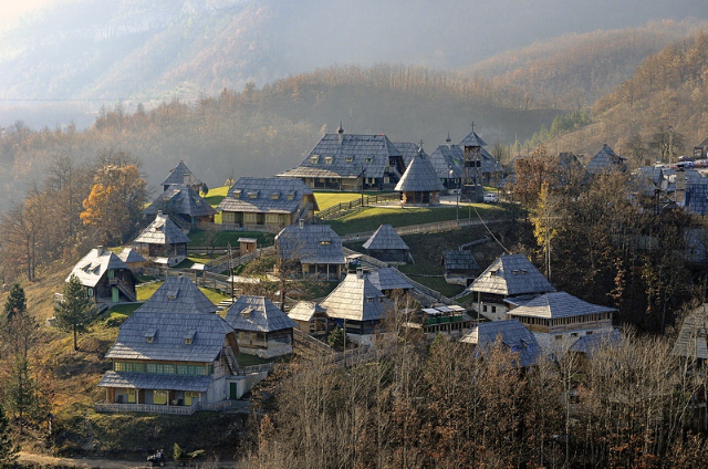Küstendorf: Das Dorf von Emir Kusturica - Mokra Gora | Secret World Trip Planner