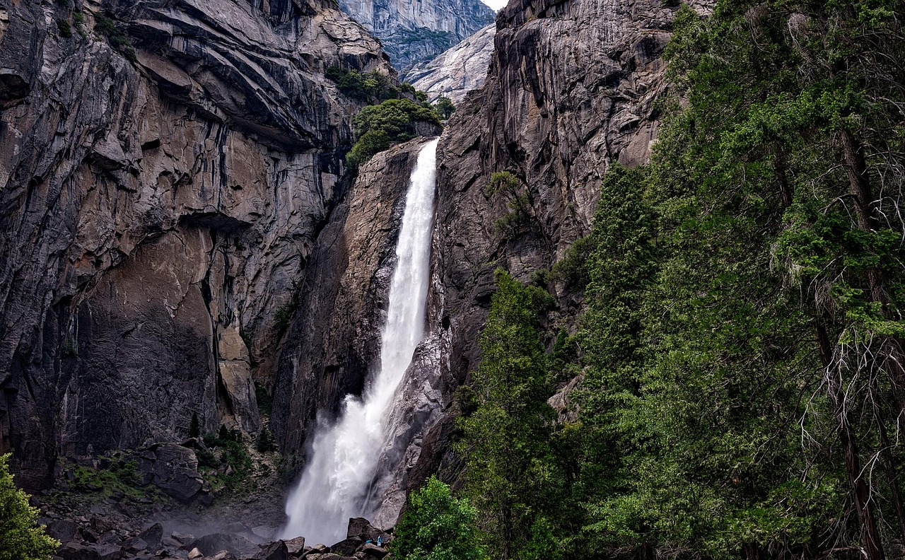 Vernal Fall:most powerful waterfalls in Yosemite - Yosemite Valley | Secret World Trip Planner