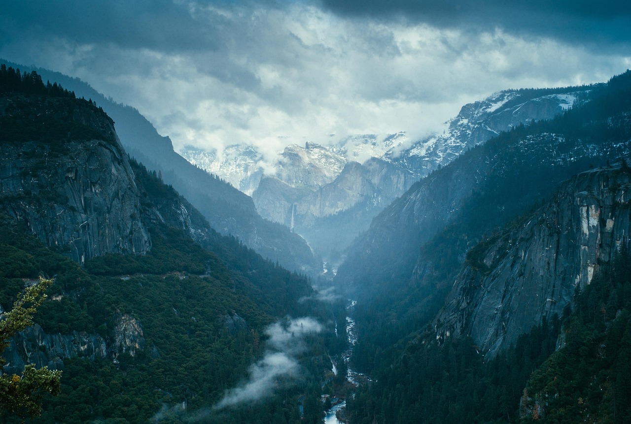 Vernal Fall:most powerful waterfalls in Yosemite - Yosemite Valley | Secret World Trip Planner