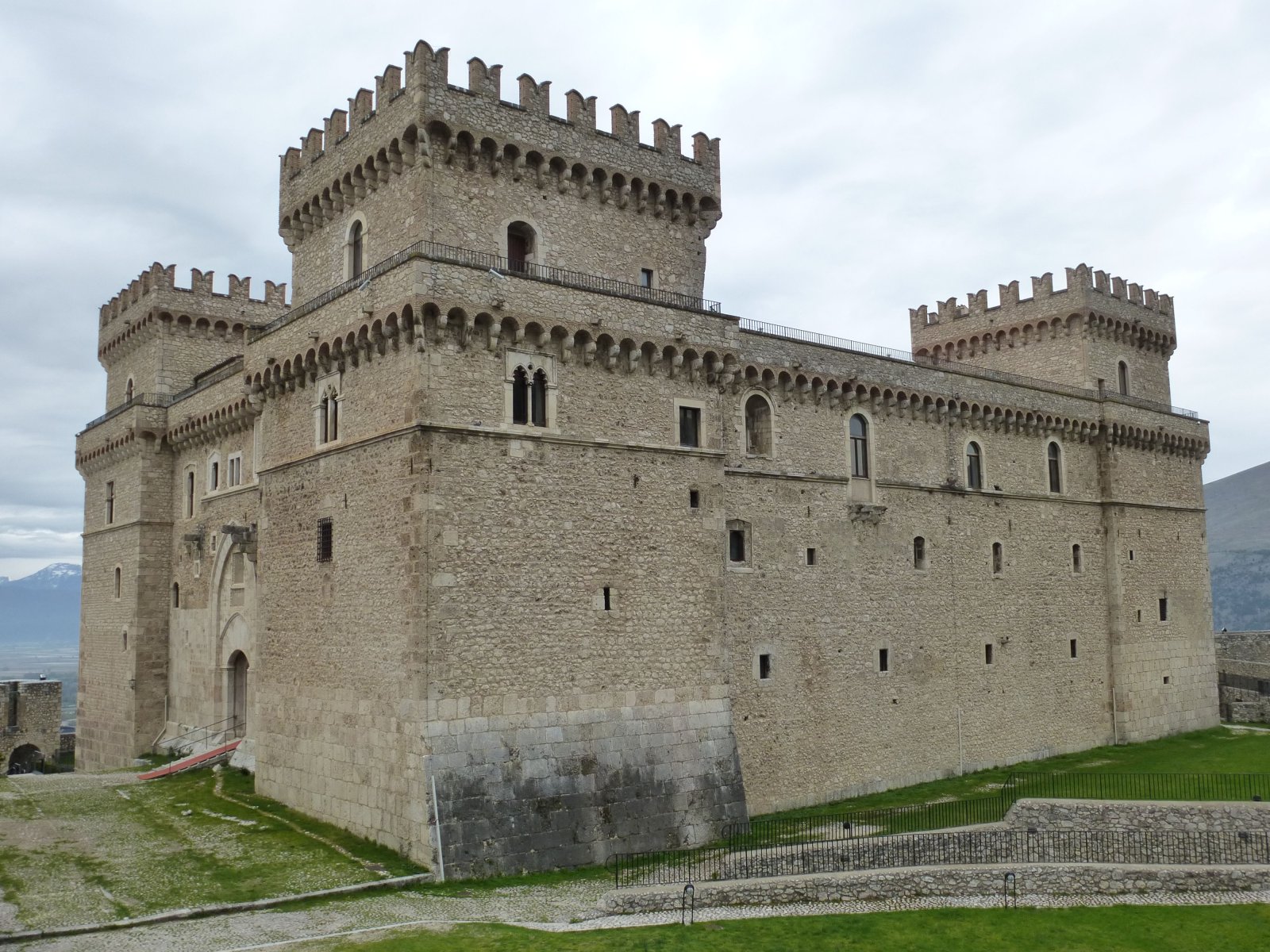 Das Piccolomini-Schloss von Celano - Celano | Secret World Trip Planner