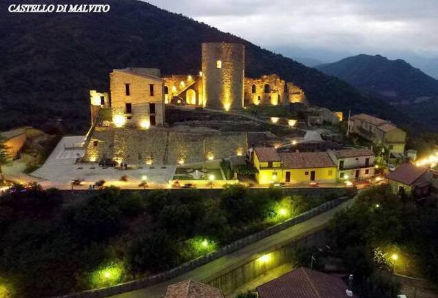 Středověký hrad Malvito a Normanská věž - Malvito | Secret World Trip Planner