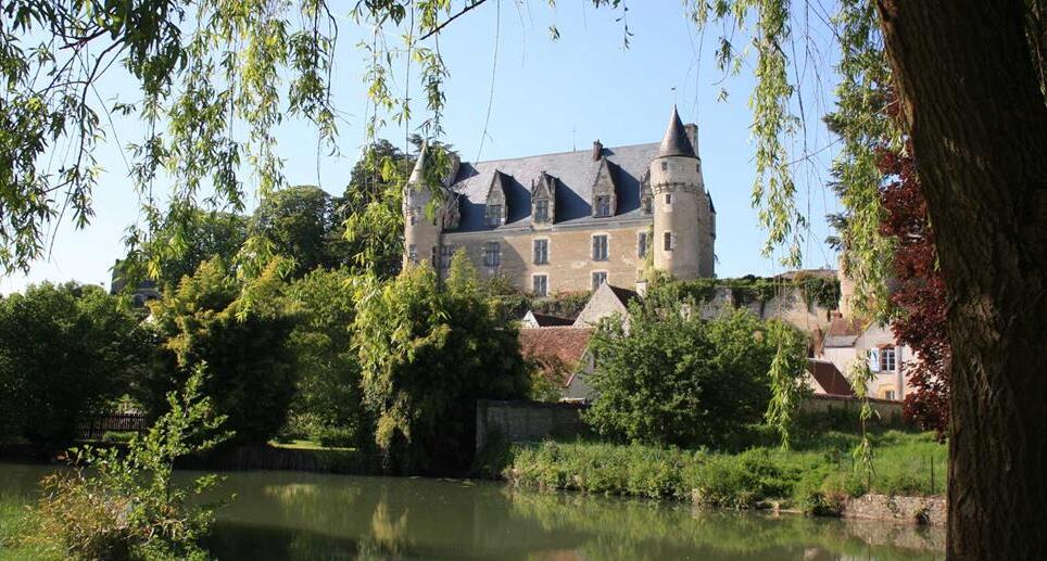 Montrésor, ein Märchendorf an einem Flussufer... — Montrésor