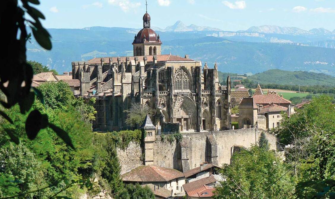 In hügeliger Landschaft, die Abtei Saint-Antoine — Saint-Antoine-l'Abbaye