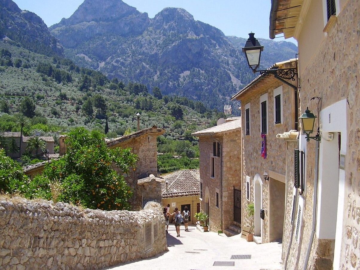 Fornalutx | A stony village perfumed by lemon and orange groves — Fornalutx