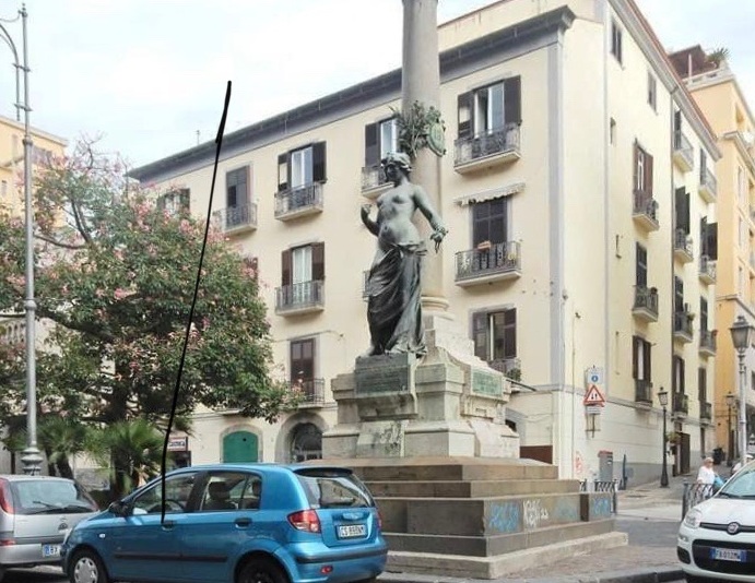 Monument dedikeret til martyrerne af frihed, sagde Af salernitans også statue - Statua della Libertà | Secret World Trip Planner