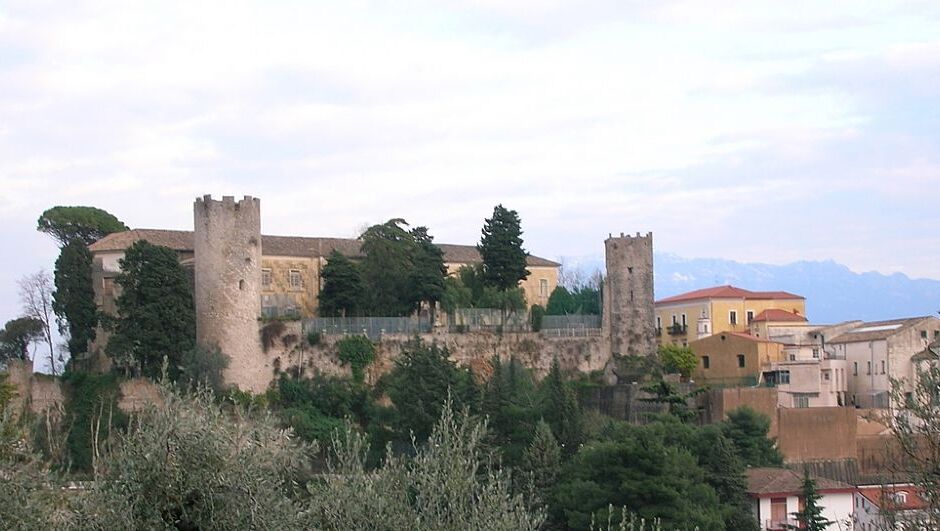 Burgsäule von Eboli - Eboli | Secret World Trip Planner