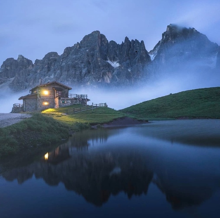 Incastonata tra i prati d'alta quota: la Baita Segantini - Passo Rolle | Secret World Trip Planner