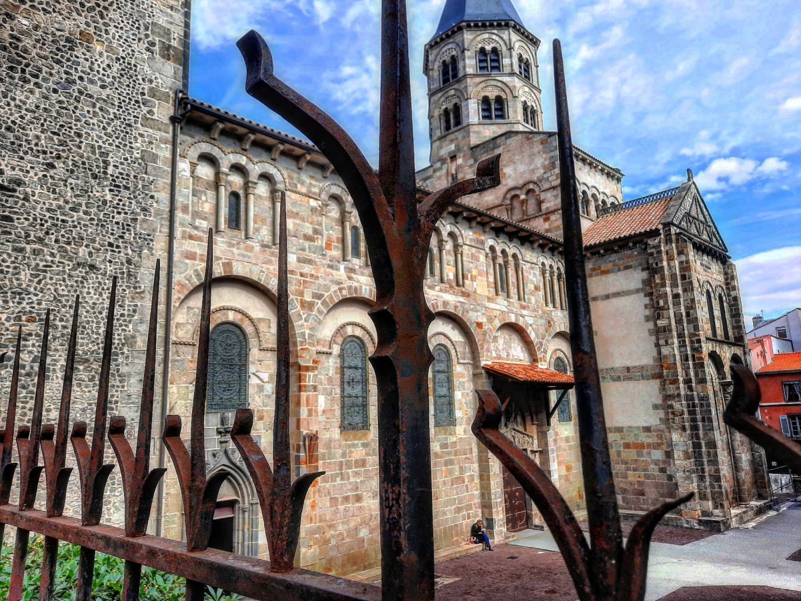 Basilique Notre Dame du Port - Clermont-Ferrand | Secret World Trip Planner