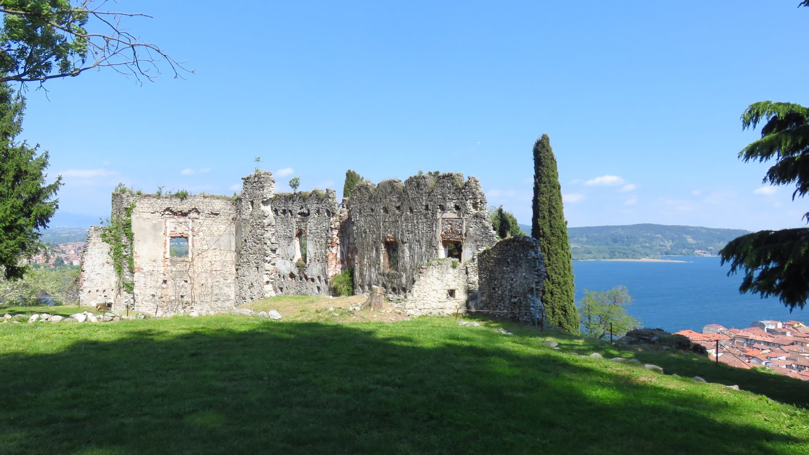 La  Rocca Borromea di Arona - Arona | Secret World Trip Planner