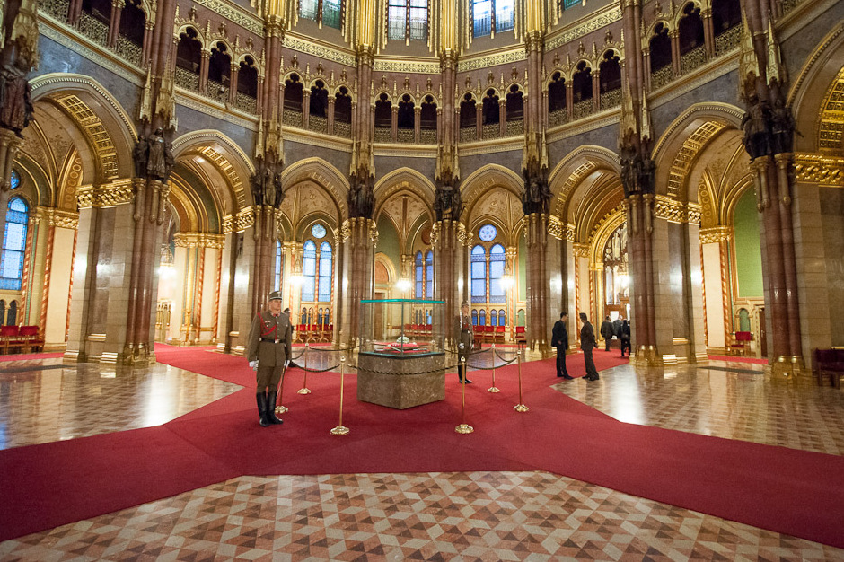 Der Kuppelsaal und die ungarischen Kronjuwelen — Budapest