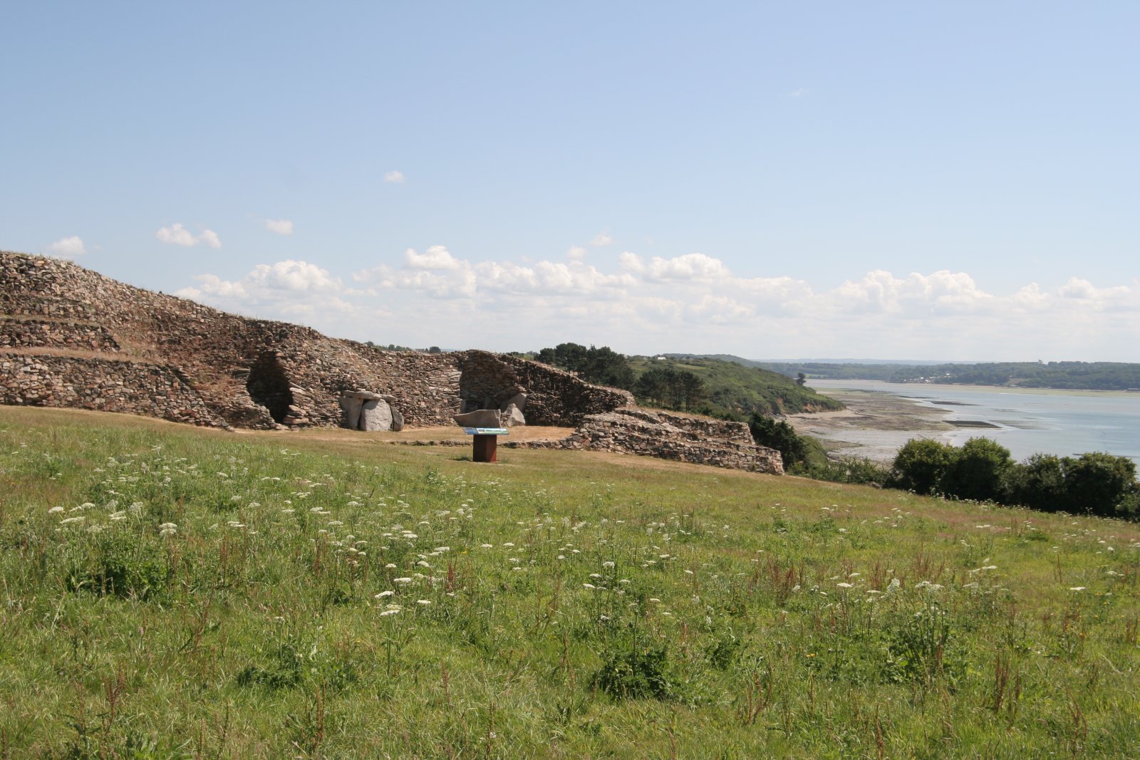 Das größte megalithische Museum in Europa? Der Barnenez-Hügel - Plouezoc'h | Secret World Trip Planner
