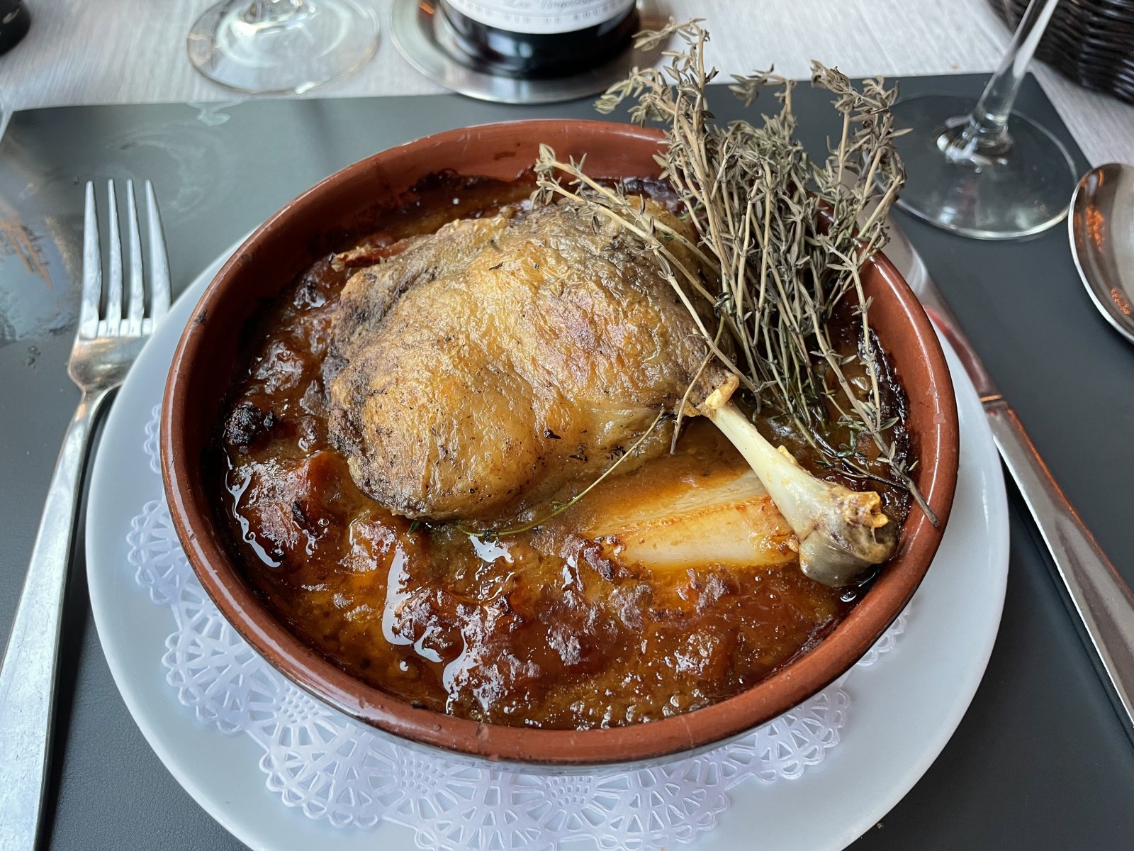 Cassoulet ist ein Komfortgericht aus weißen Bohnen mit Fleisch - Tolosa | Secret World Trip Planner