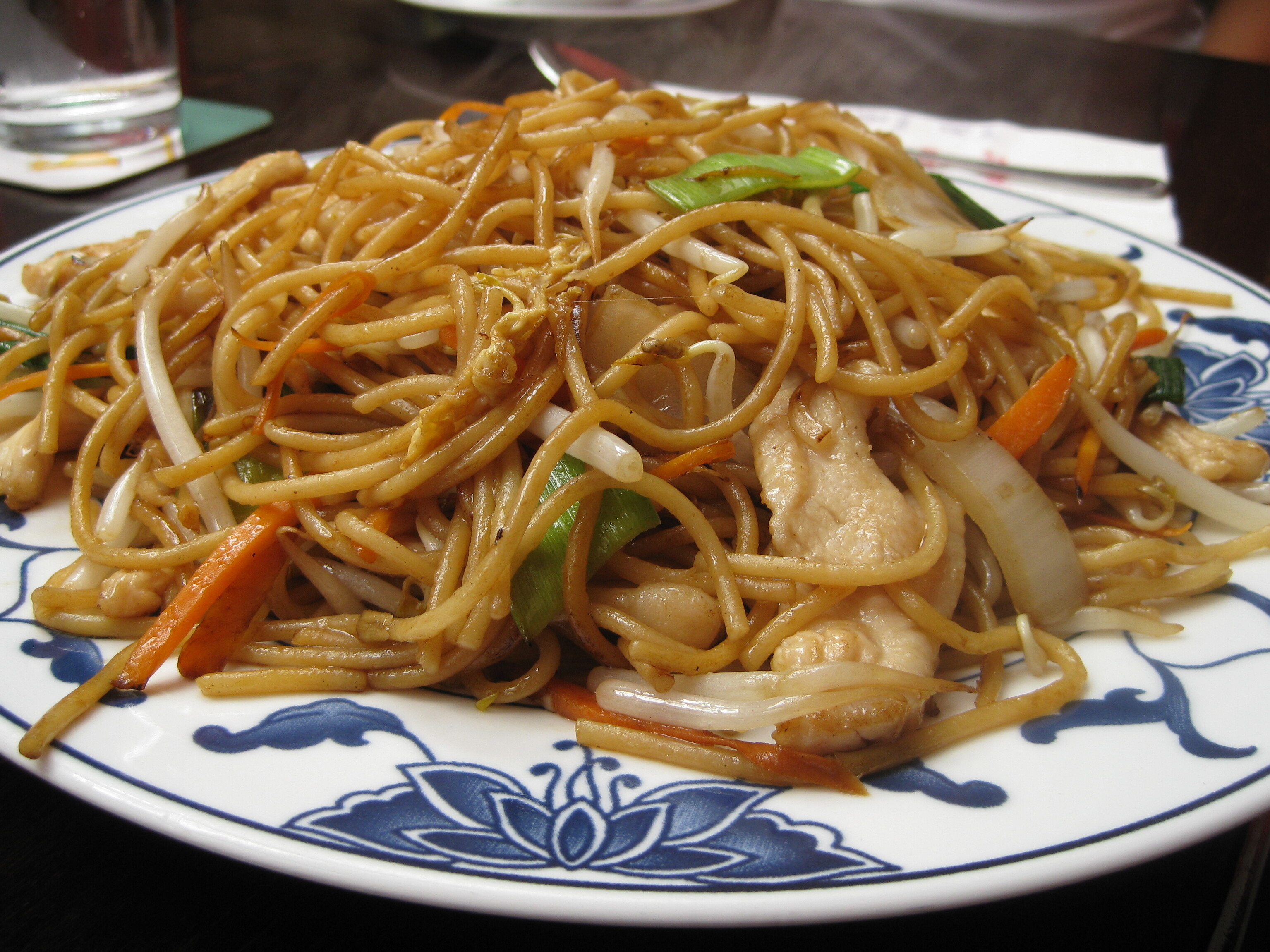 Bami Goreng - ein indonesisches Gericht, das in Holland Tradition hat | Secret World Trip Planner