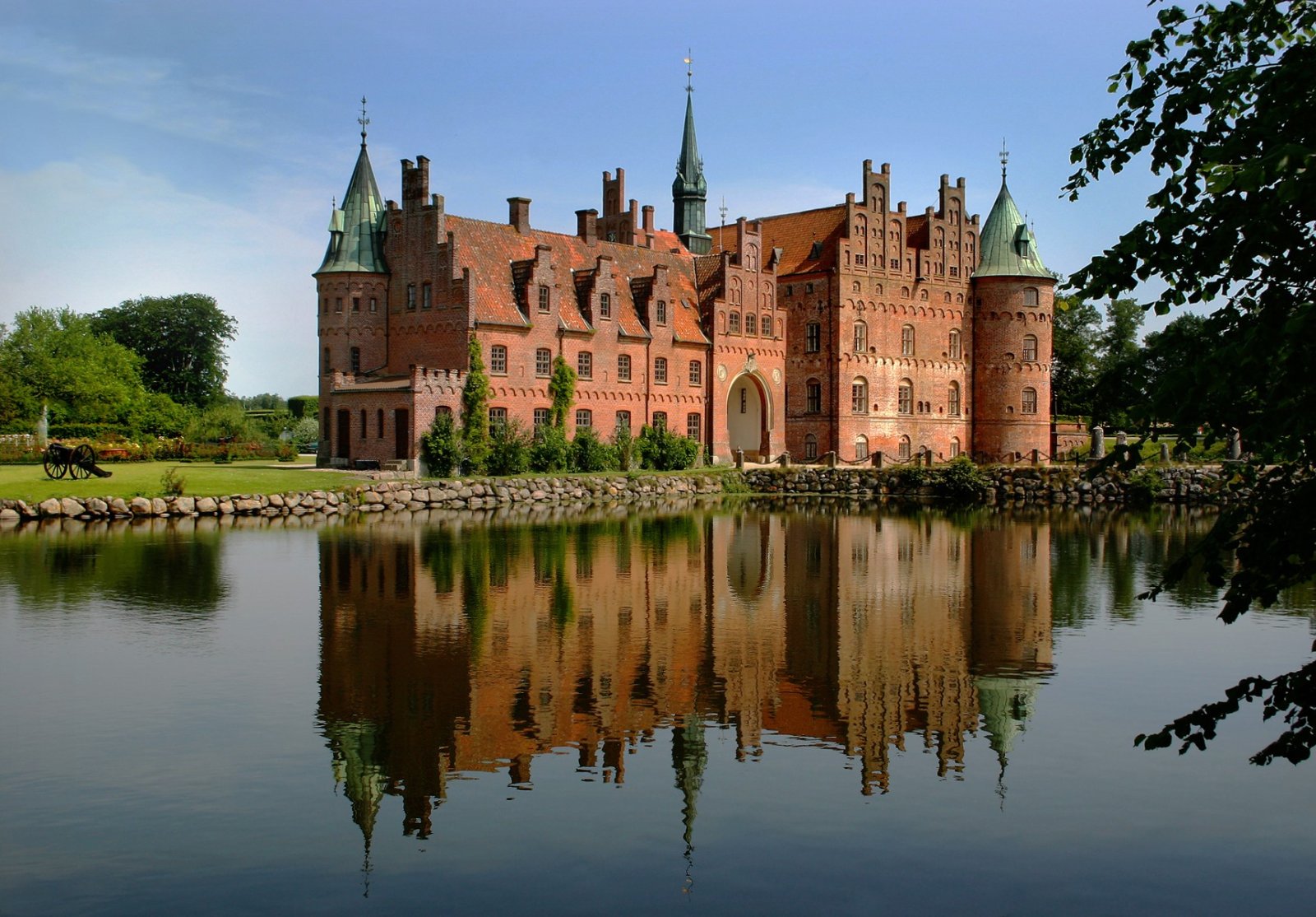 Egeskov Castle in the island of Funen - Kværndrup | Secret World Trip Planner