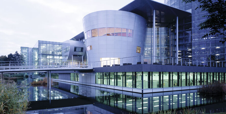 Die Gläserne Manufaktur (im Besitz von Volkswagen) - Dresden | Secret World Trip Planner
