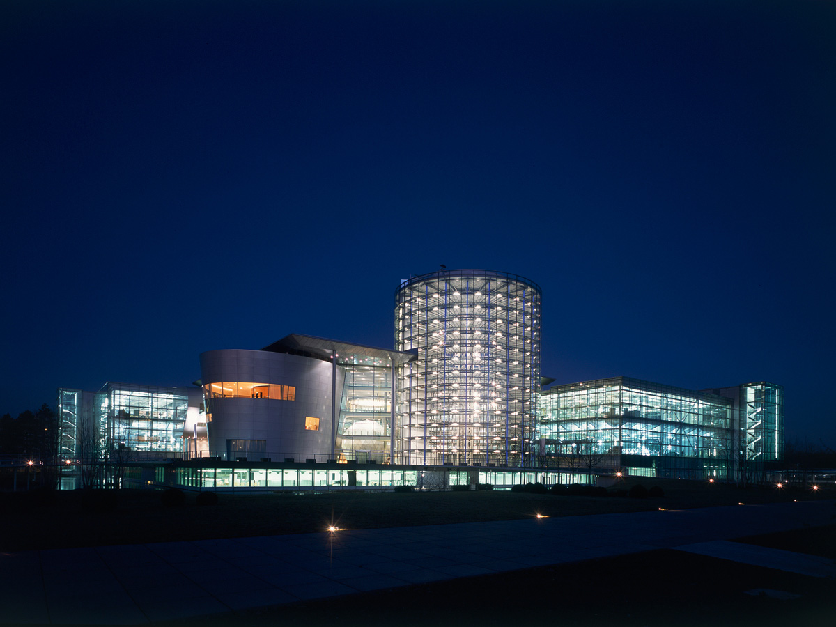 Die Gläserne Manufaktur (im Besitz von Volkswagen) - Dresden | Secret World Trip Planner