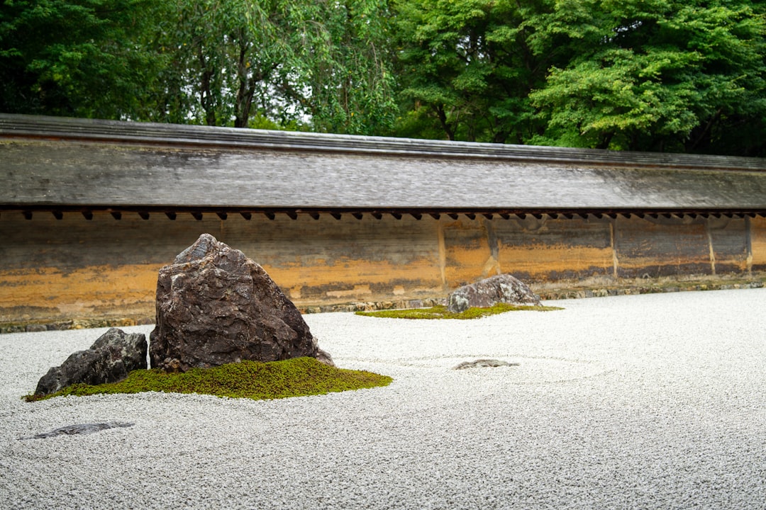 Ryoanji Temple and the  most famous rock garden in Japan - Ky?to-shi | Secret World Trip Planner