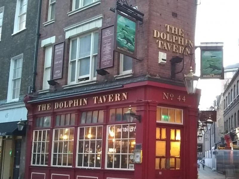 DIE UHR DER DELPHIN-TAVERNE — 44 Red Lion St
