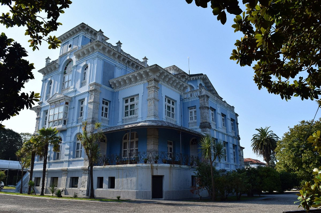 Indische Häuser - Colombres | Secret World Trip Planner