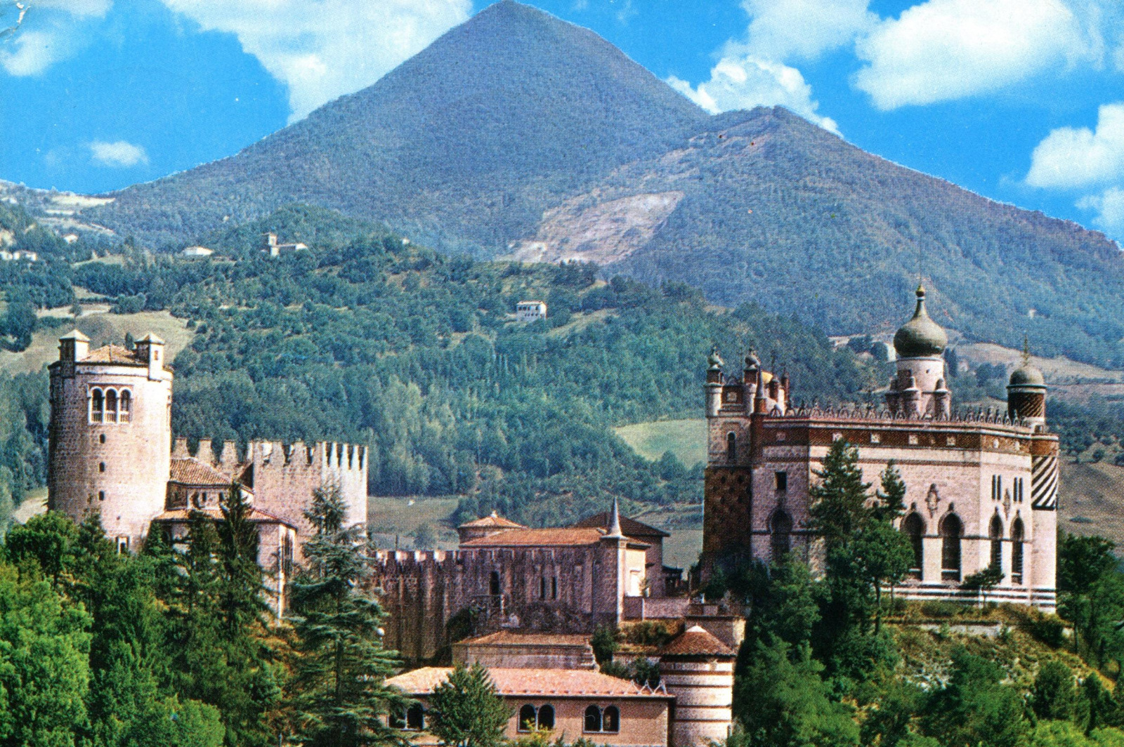Il castello di Rocchetta Mattei - Ponte | Secret World Trip Planner