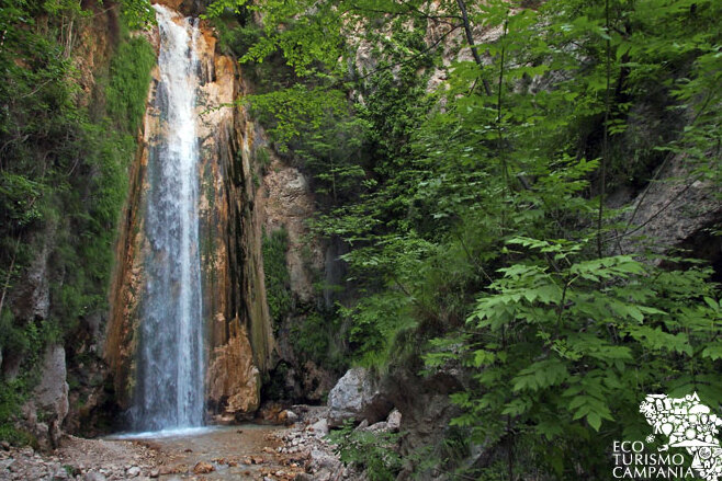 Der Acquabianca-Wasserfall in Senerchia und die WWF-Oase - 83050 Senerchia AV | Secret World Trip Planner