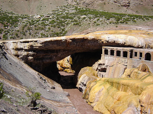 Puente del Inca ist eines der Naturwunder in Argentinien — Puente del Inca