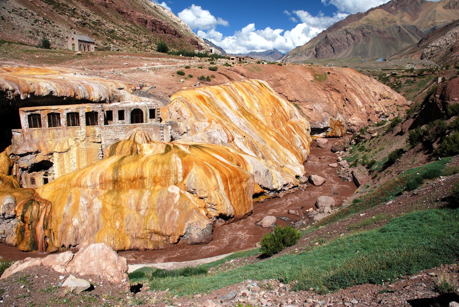 Puente del Inca ist eines der Naturwunder in Argentinien - Puente del Inca | Secret World Trip Planner
