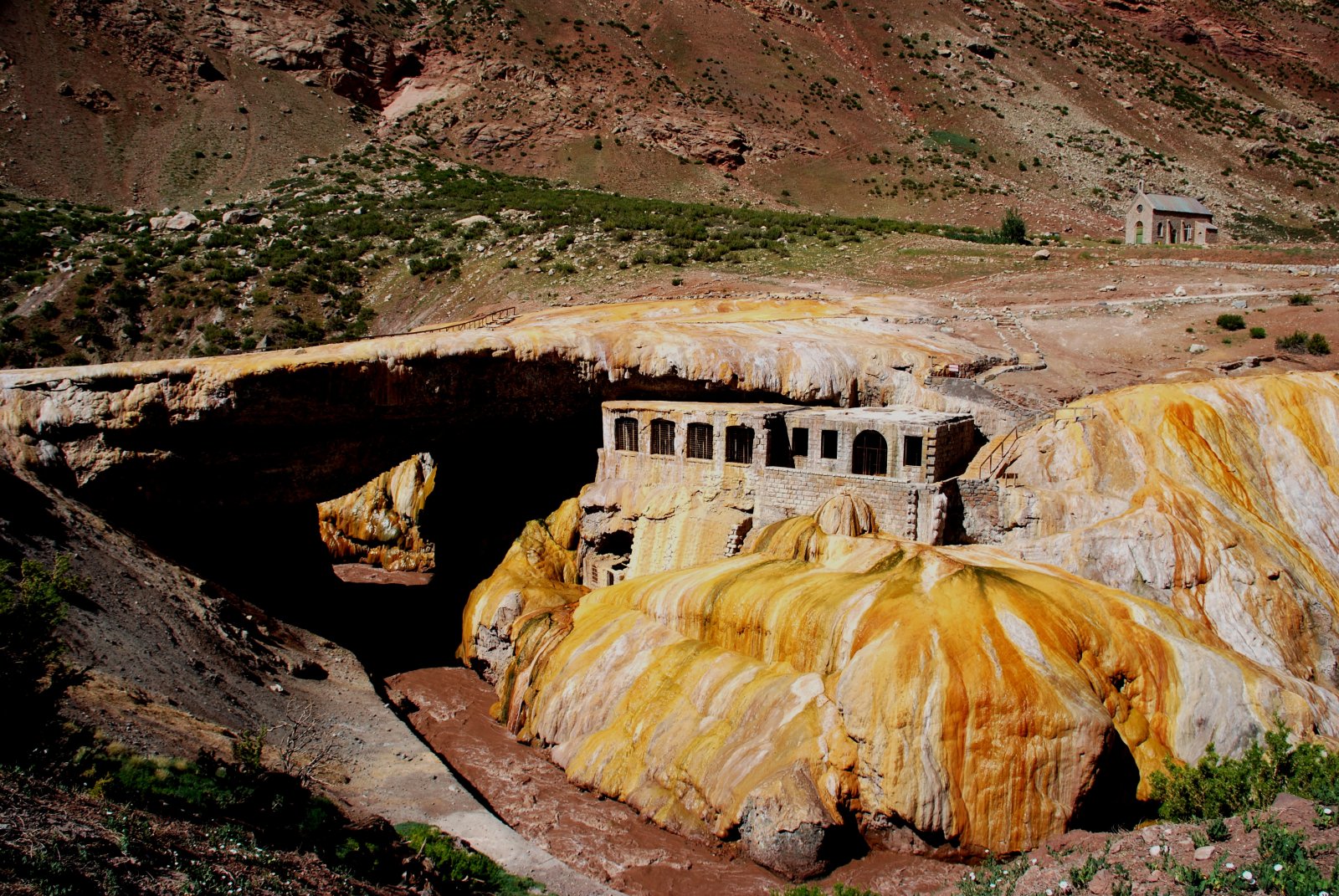 Puente del Inca ist eines der Naturwunder in Argentinien - Puente del Inca | Secret World Trip Planner