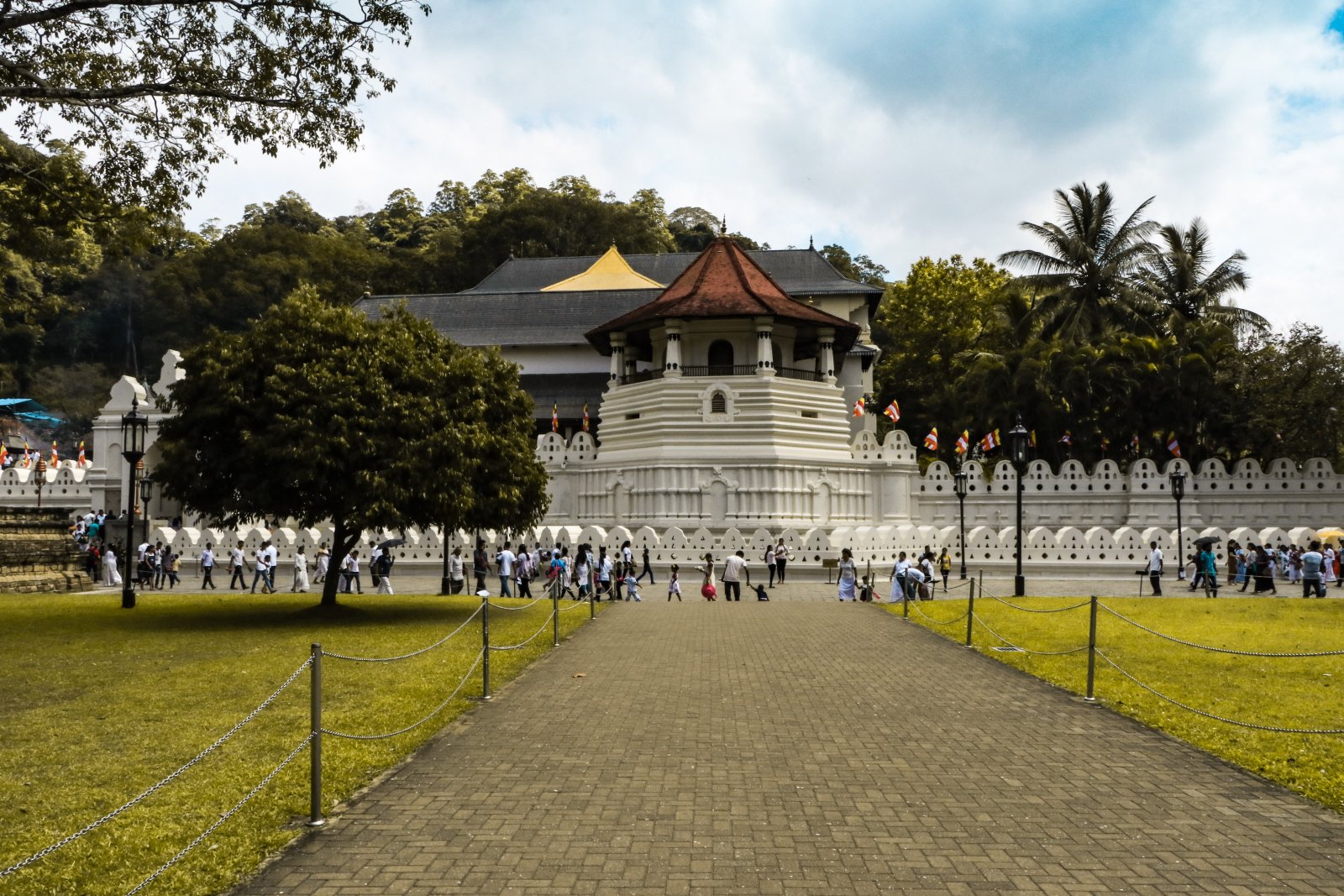 Sri Dalada Maligawa ( Tempel der heiligen Zahnreliquie ) - Kandy | Secret World Trip Planner