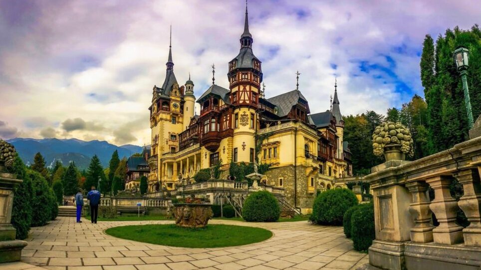 Schloss Peles, ein Neorenaissance-Schloss auf den Bergen — Sinaia