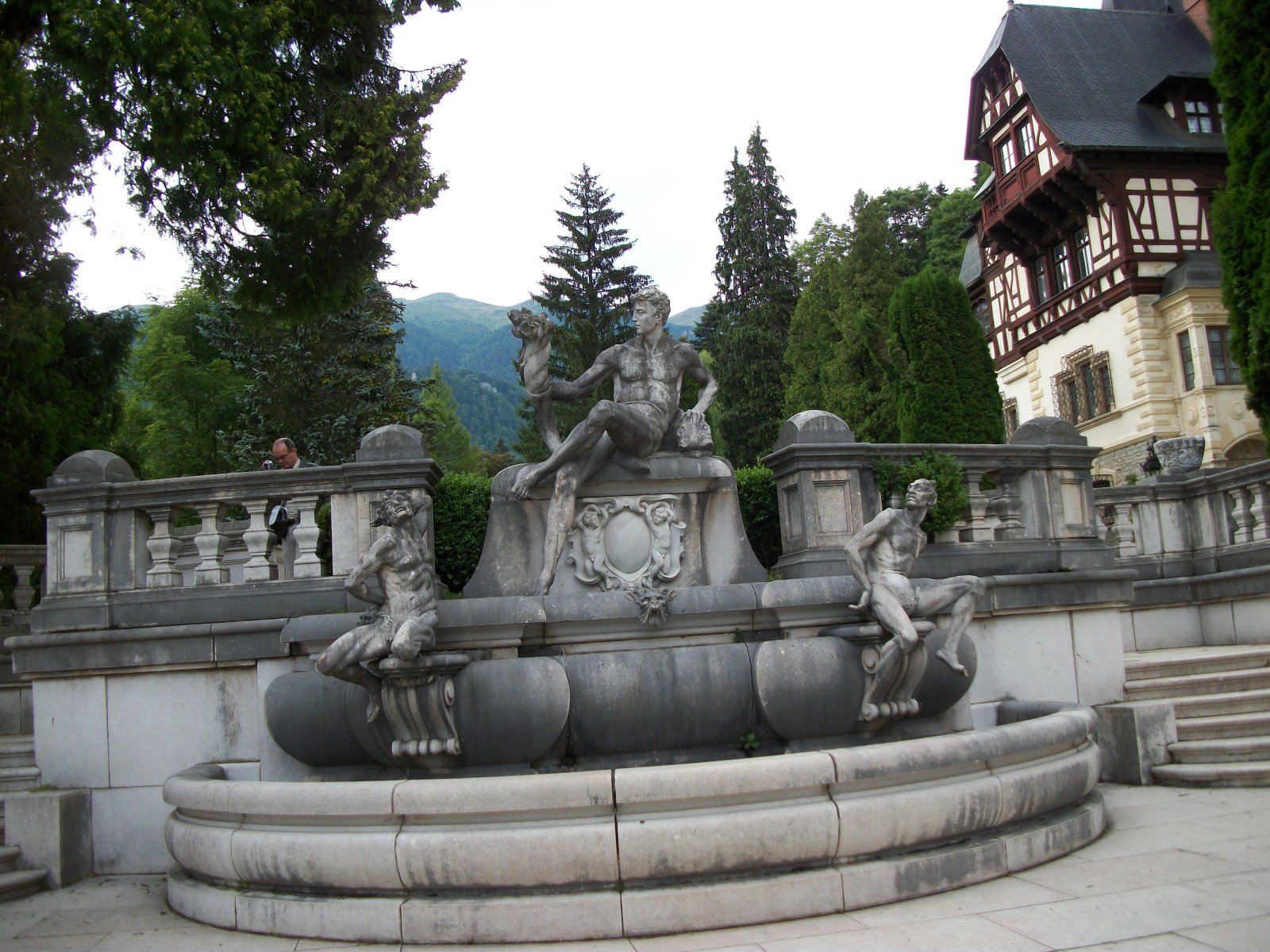Schloss Peles, ein Neorenaissance-Schloss auf den Bergen - Sinaia | Secret World Trip Planner
