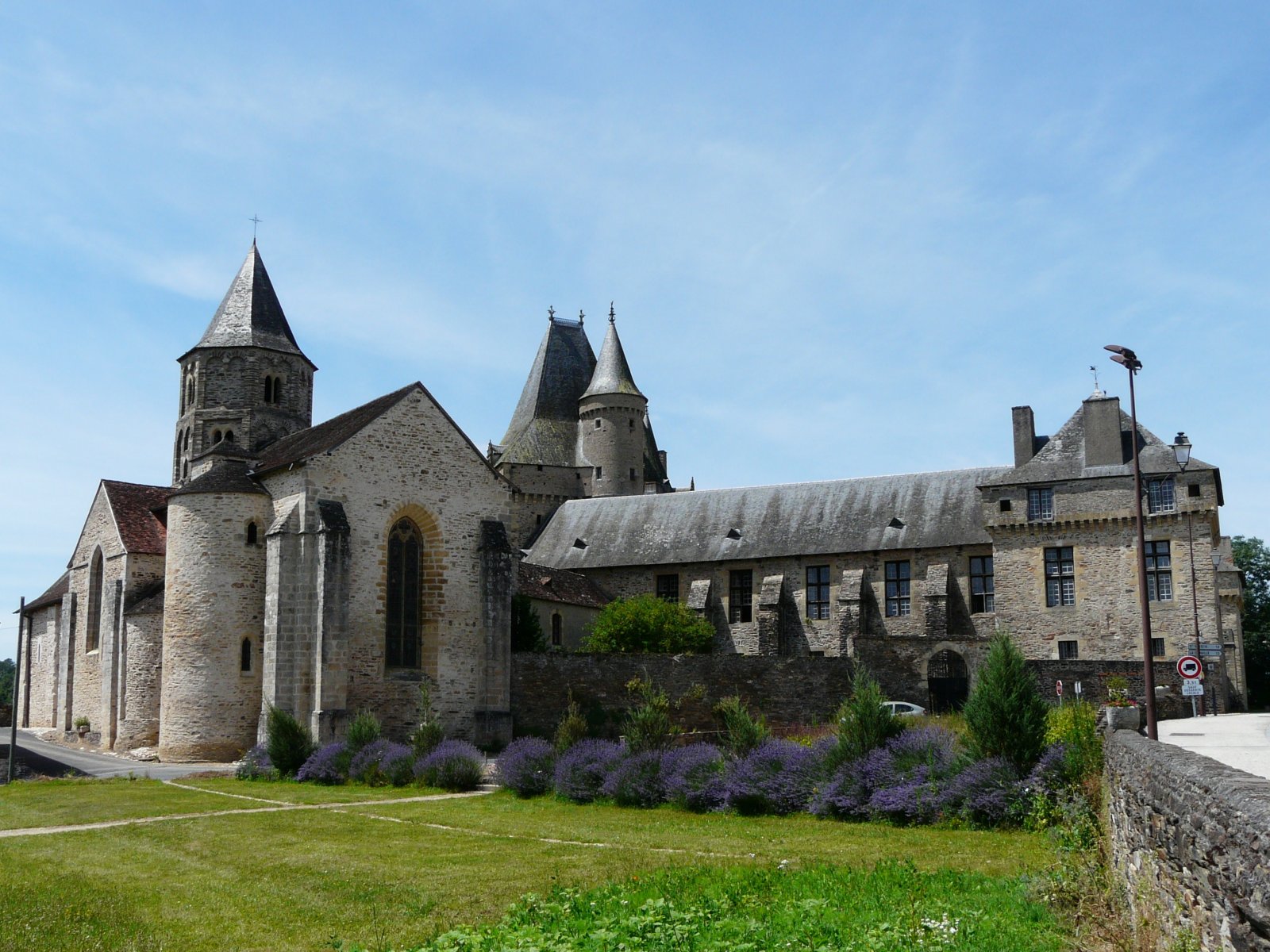Schloss Jumilhac - Jumilhac-le-Grand | Secret World Trip Planner