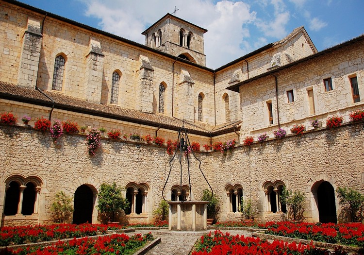 کاساماری کے سیسٹرشین ایبی - Castelmassimo | Secret World Trip Planner