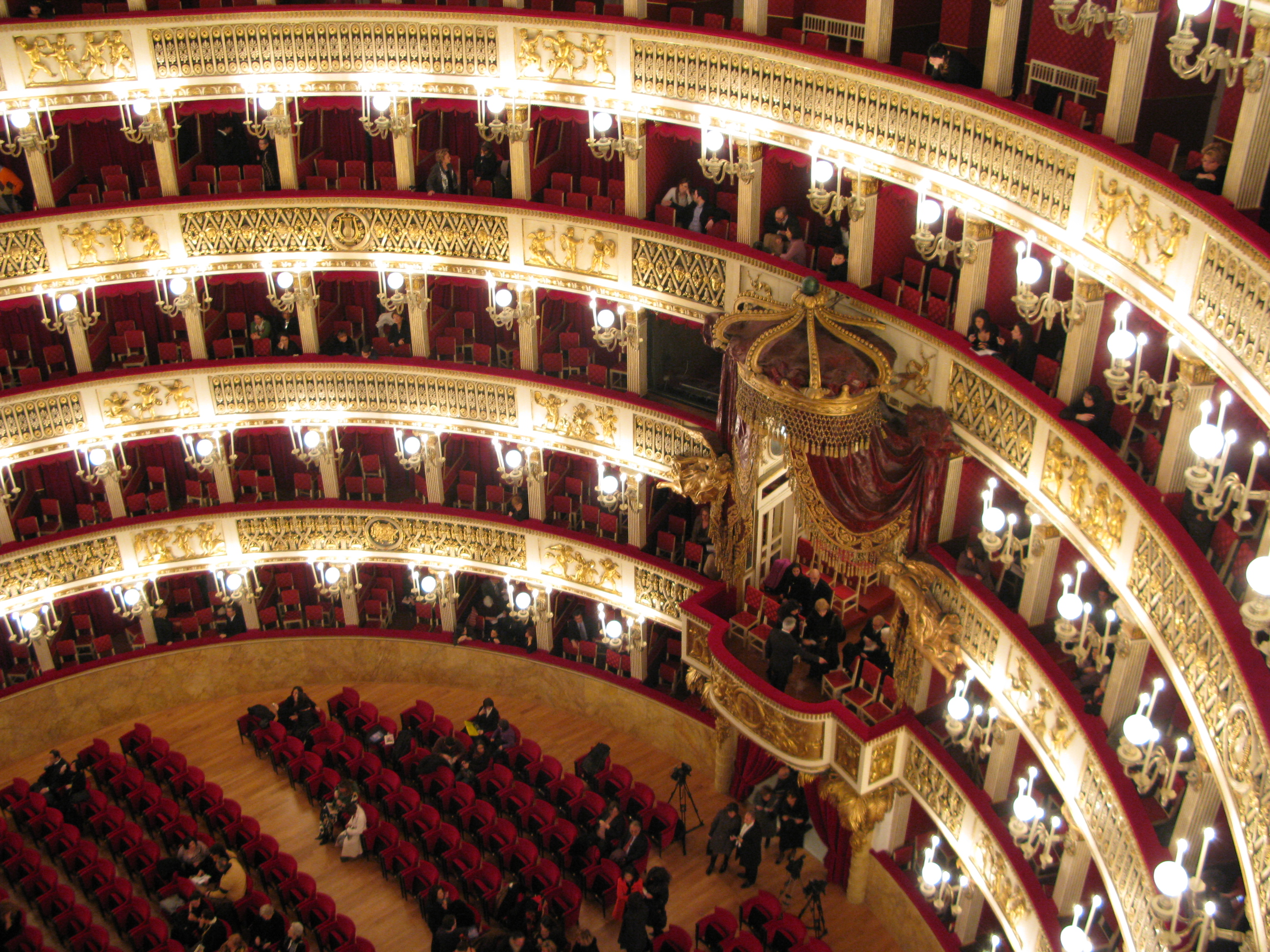 ਸੈਨ ਕਾਰਲੋ ਥੀਏਟਰ - Napoli | Secret World Trip Planner