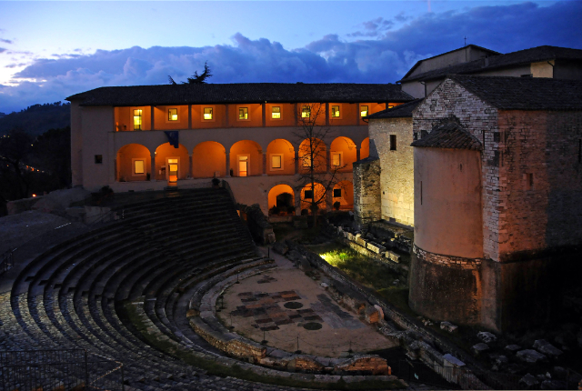 रोमन थिएटर - Spoleto | Secret World Trip Planner