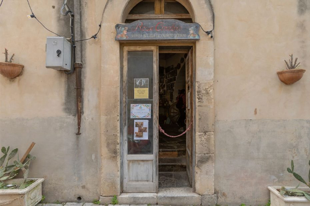 Cinnabar Red -Art Workshop - Ragusa | Secret World Trip Planner