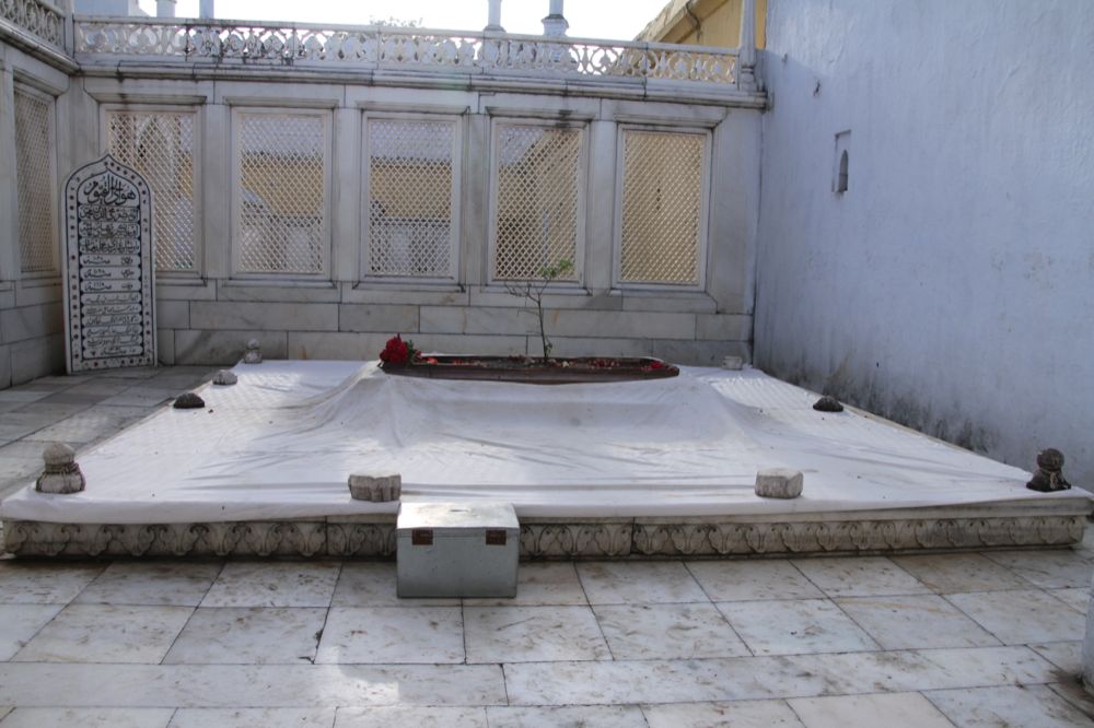 Aurangabad: Tomb of Mughal Emperor Aurangzeb — Khuldabad
