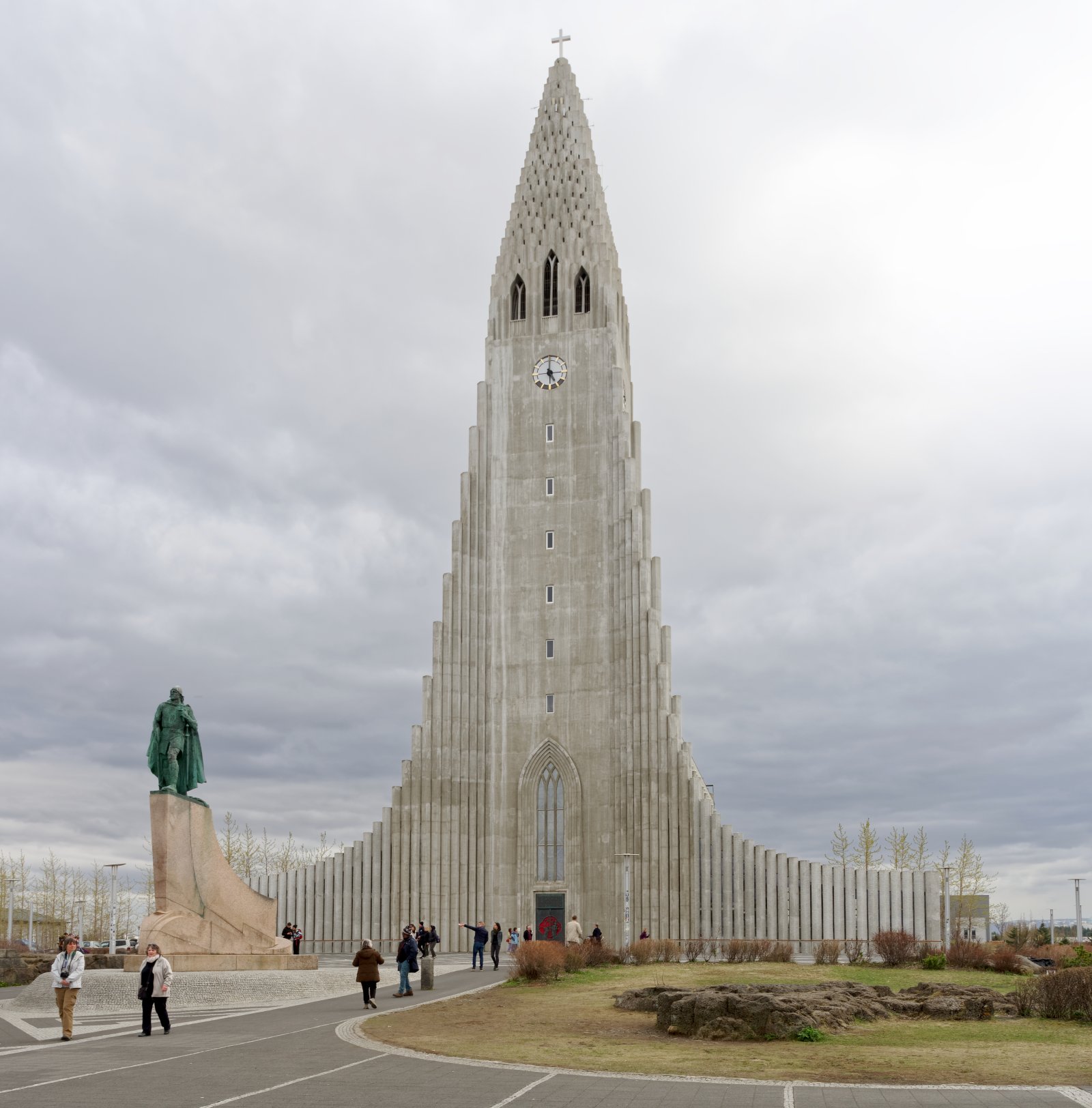 Hallgrímskirkja-Kirche in Reykjavík - Reykjavík | Secret World Trip Planner