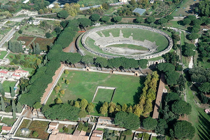 Amfiteatr - Via dell’Abbondanza | Secret World Trip Planner