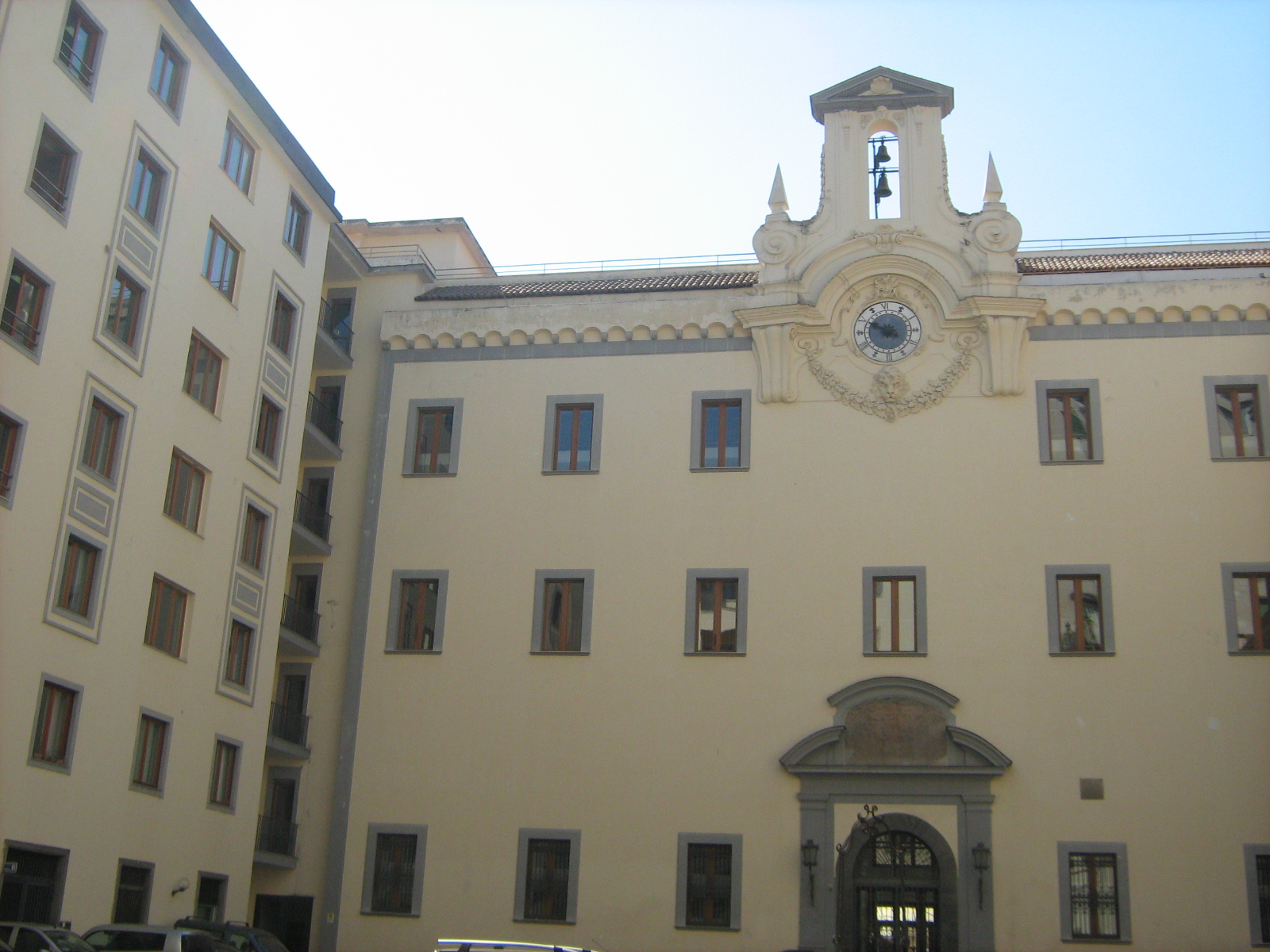 Reloj de estilo romano - Napoli | Secret World Trip Planner