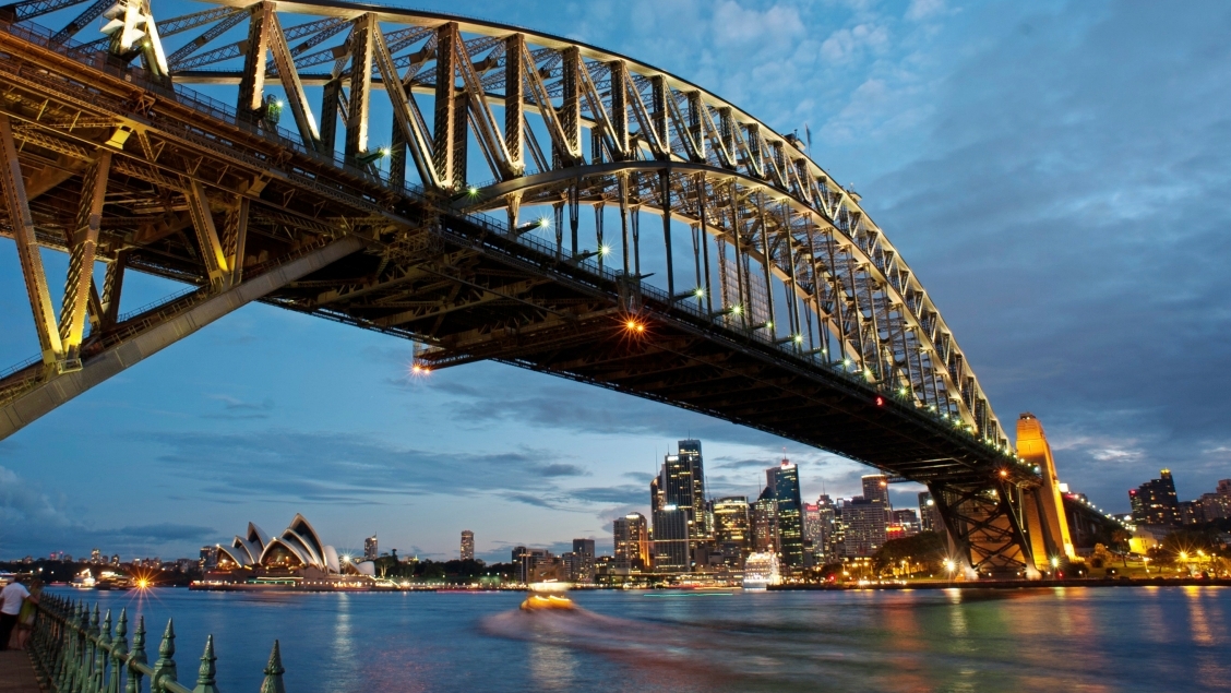 The iconic Sydney Harbour Bridge — Sydney