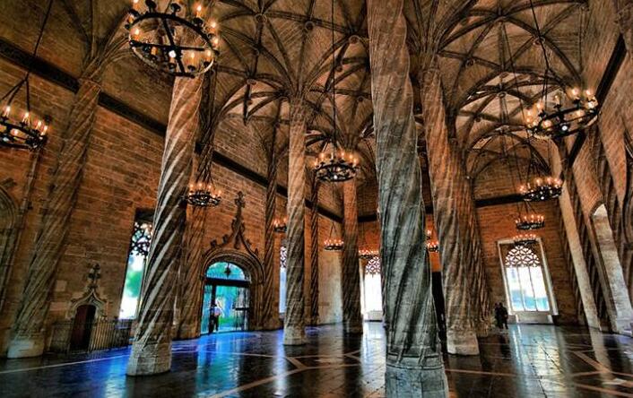 Lonja de la Seda: a castle that seems to be made of lace — València