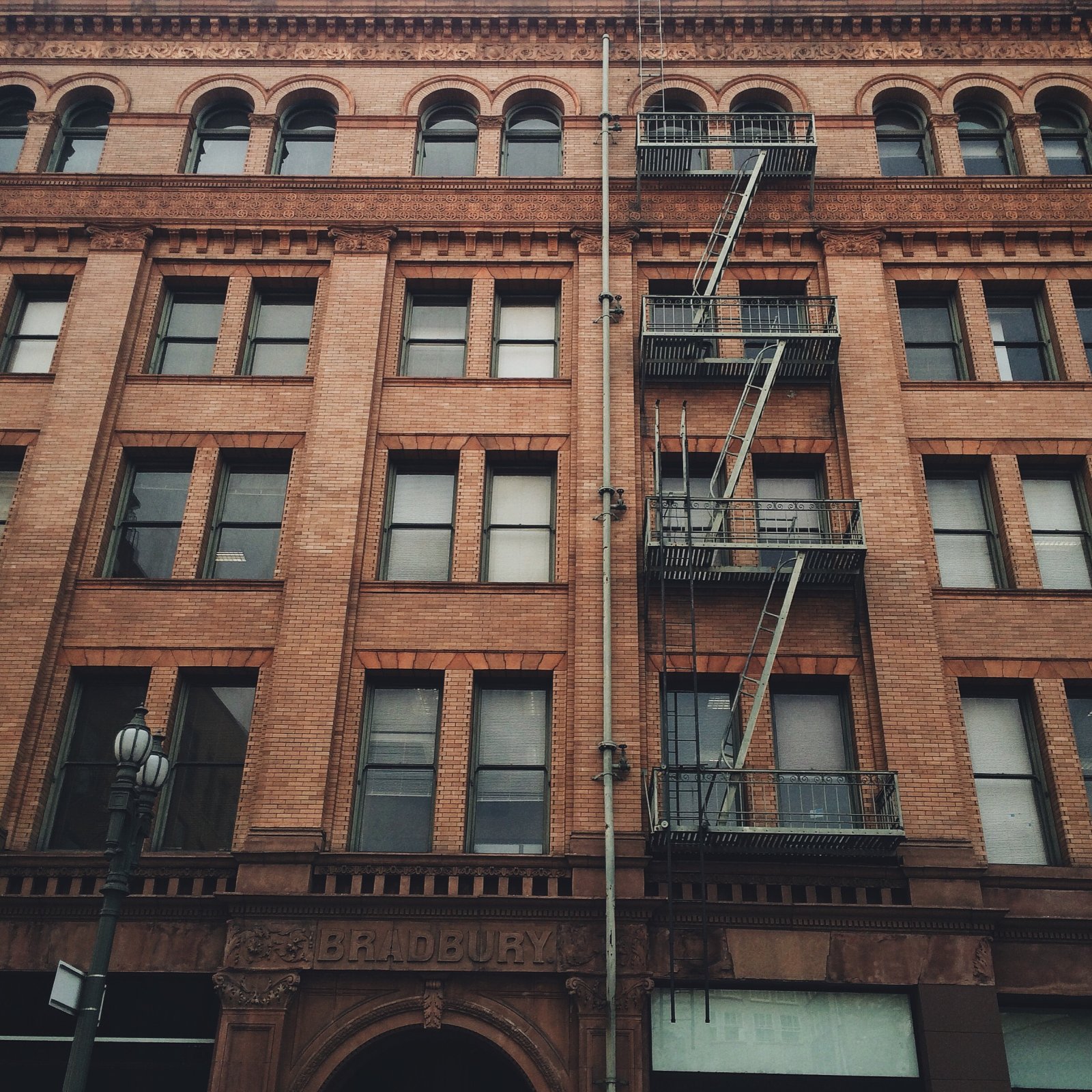 Bradbury Building | das älteste Geschäftsgebäude - Los Angeles | Secret World Trip Planner