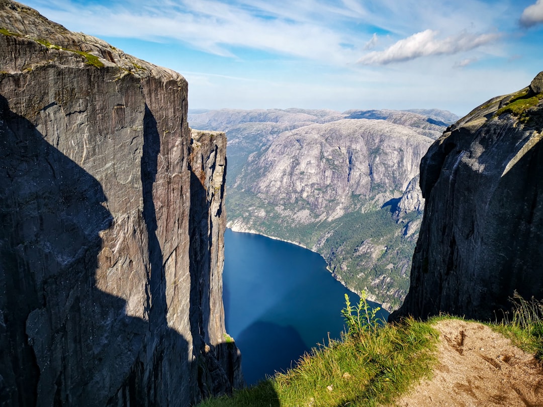 Kjeragbolte Ein Felsen in Norwegen - Kjeragbolten | Secret World Trip Planner