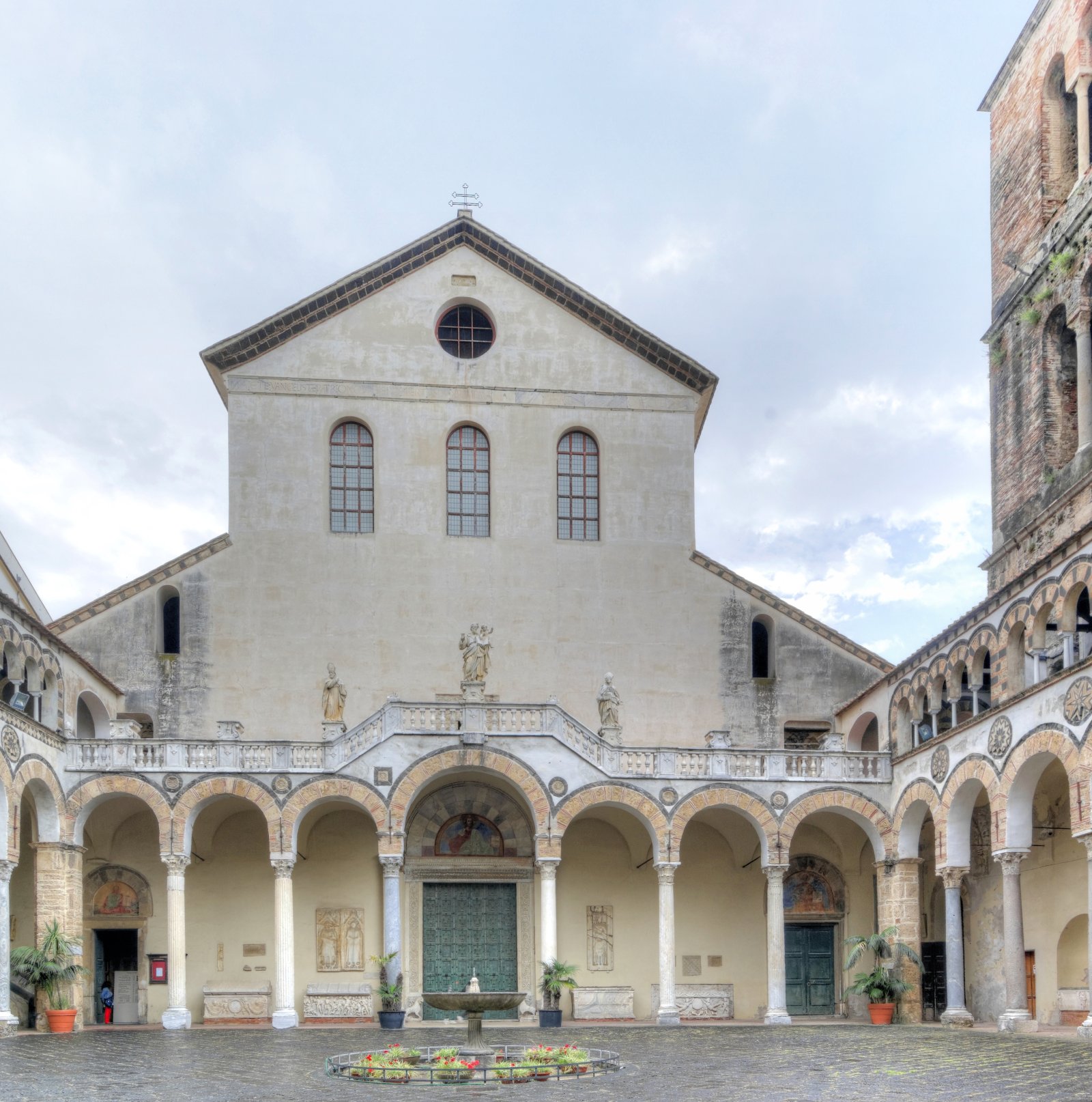 Salerno: buste af St. Matteo - Salerno | Secret World Trip Planner